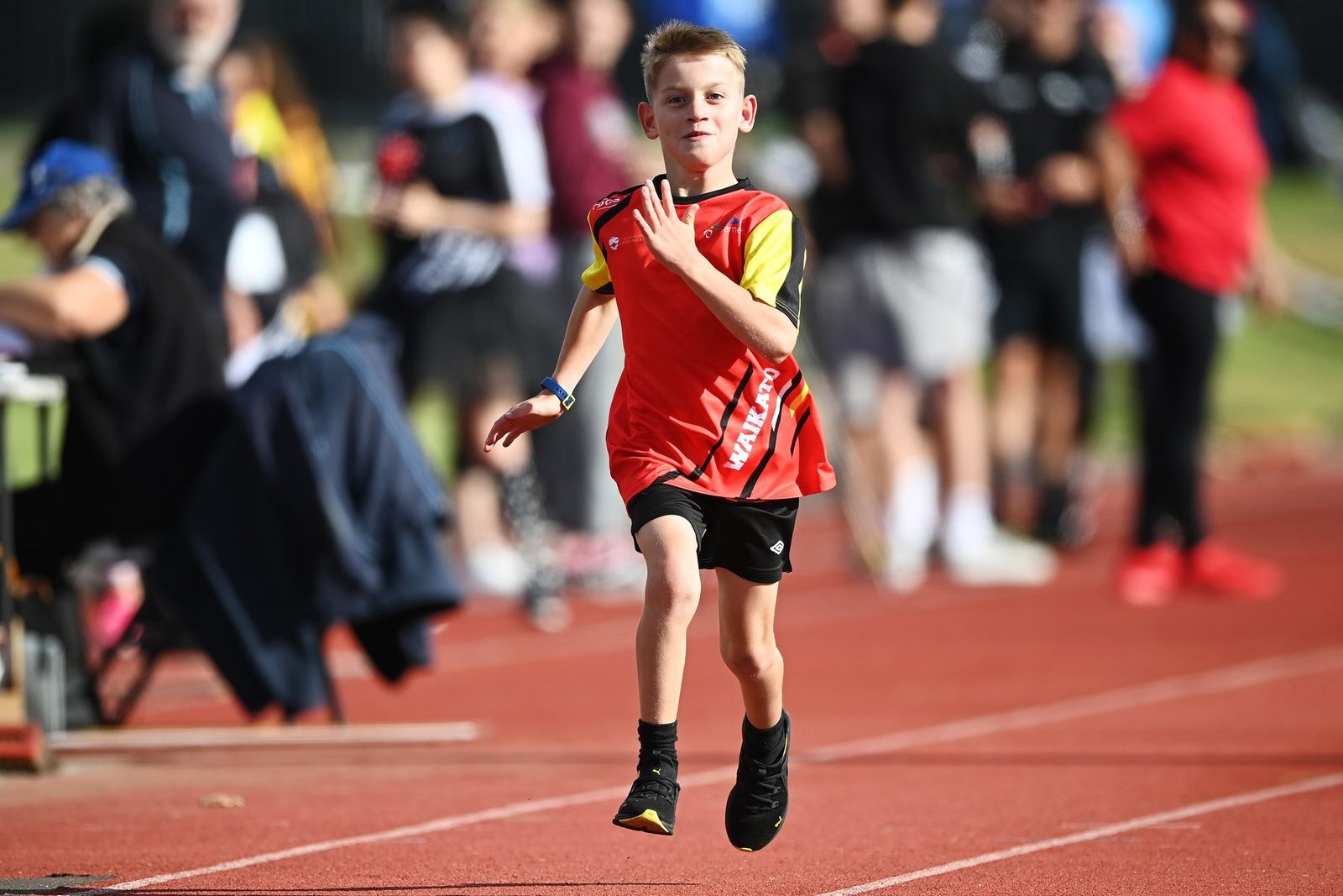 Zac Schultz sprinting down the track in the 100m at the Halberg Games