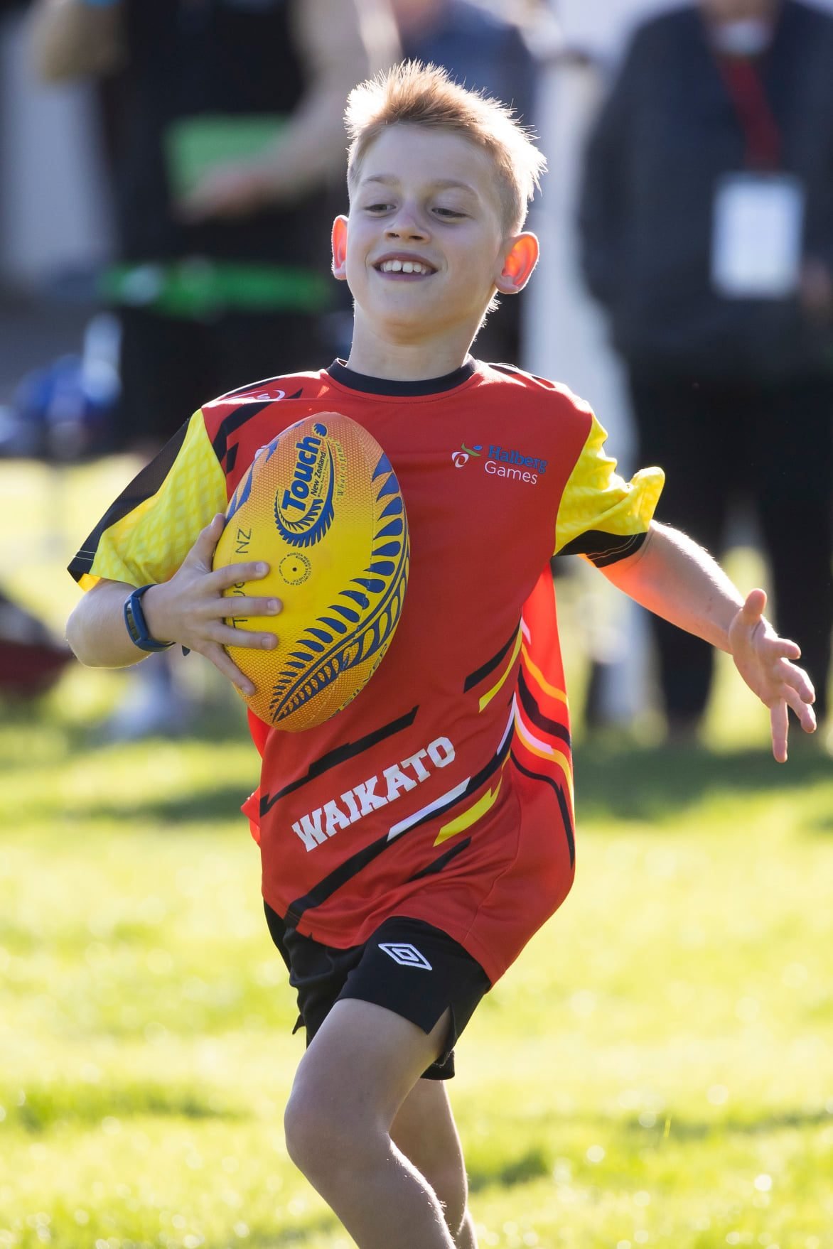 Zac Schultz running with the ball in a Team Waikato shirt during touch rugby at the 2021 Halberg Games